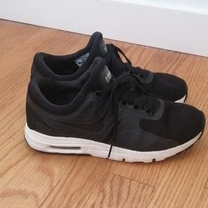 Black Nike Air Max Zero sz 7